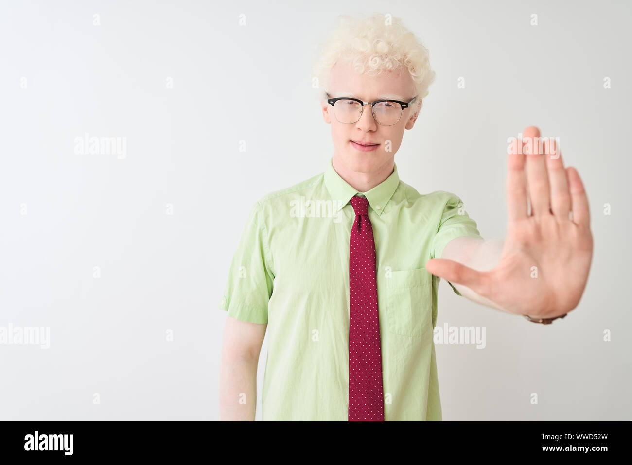 Jeune homme albinos portant chemise et cravate debout sur fond blanc isolé  faisant arrêter de chanter avec paume de la main. Avec l'expression  d'avertissement Photo Stock - Alamy