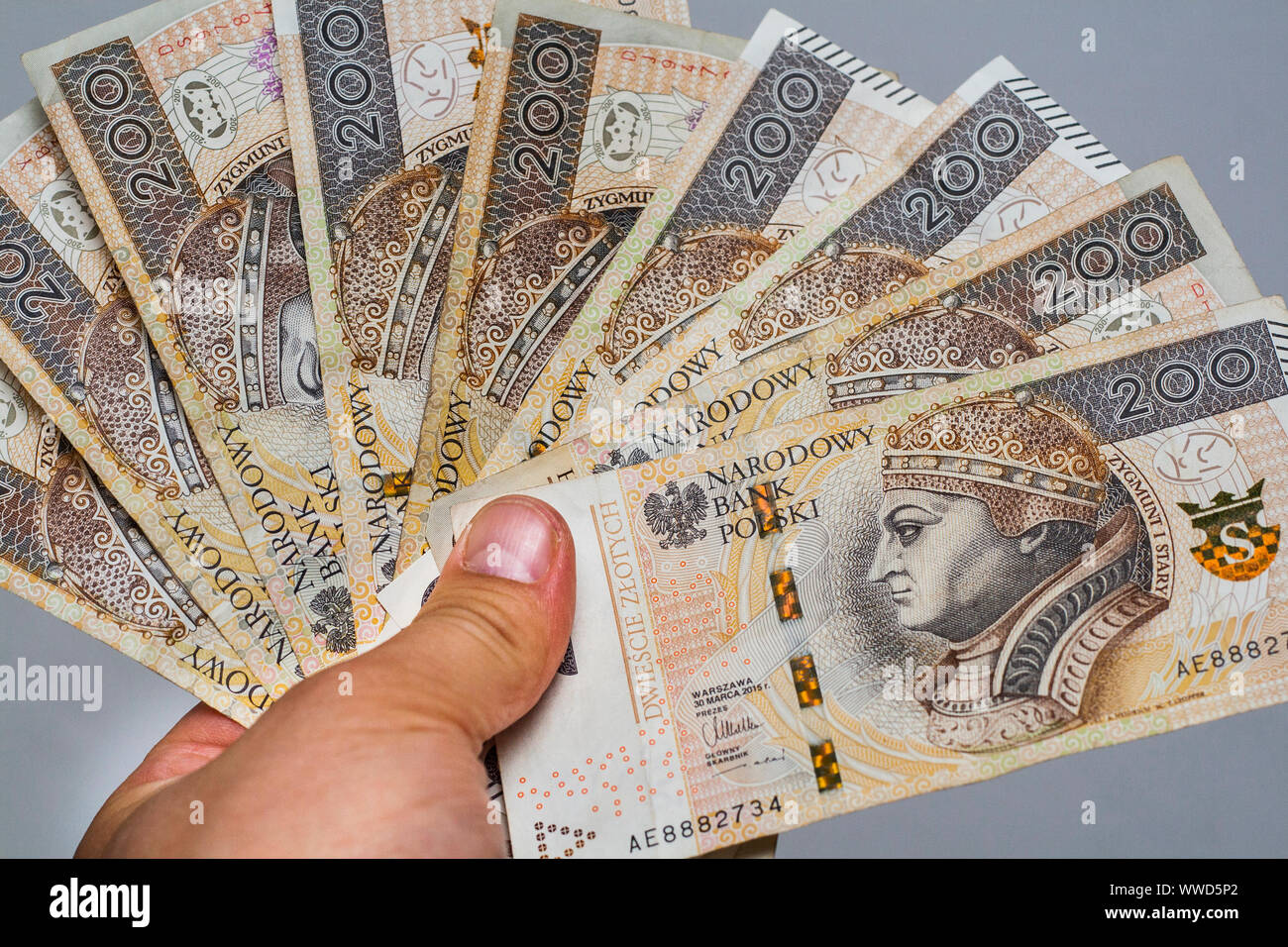 Ventilateur à main composée de deux centaines zloty polonais billets attente par mans hand Banque D'Images