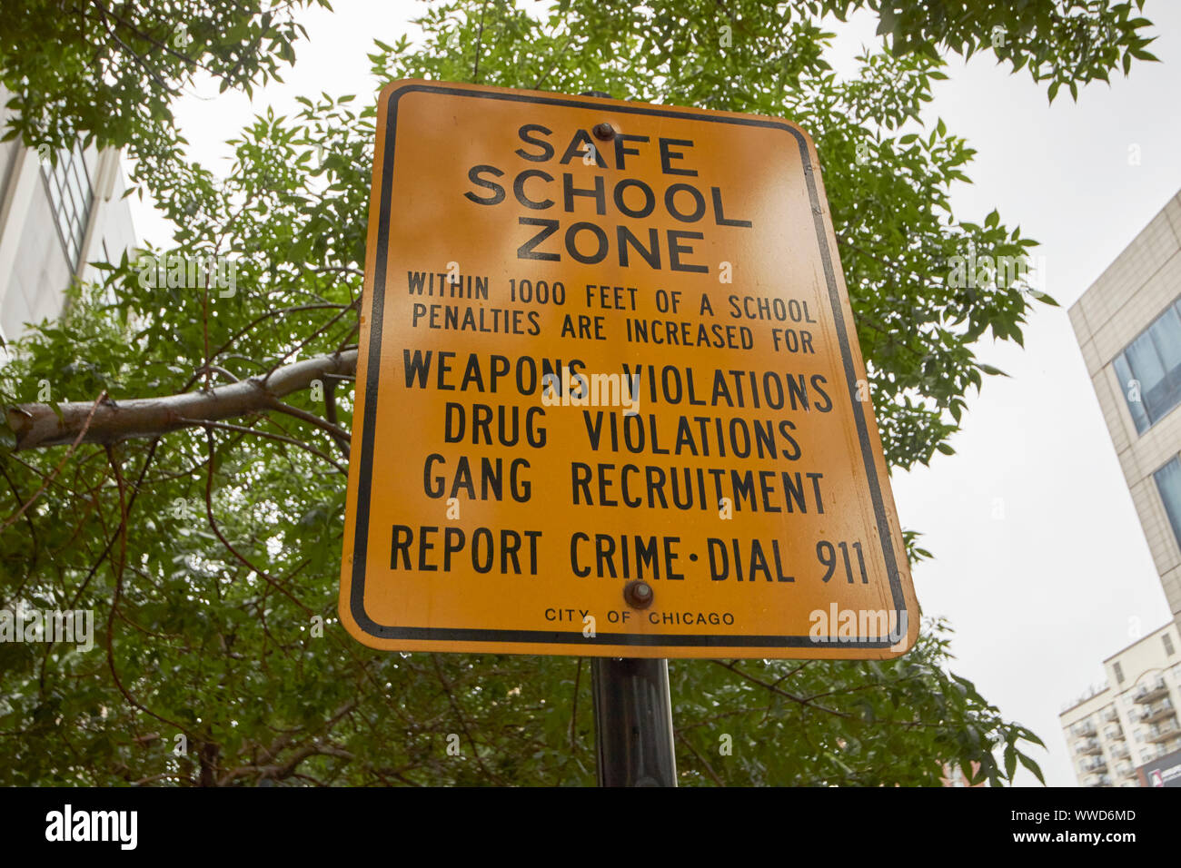 Zone de sécurité à l'école d'avertissement signe plus sévères pour certains crimes dans un secteur de l'école Chicago Illinois USA Banque D'Images