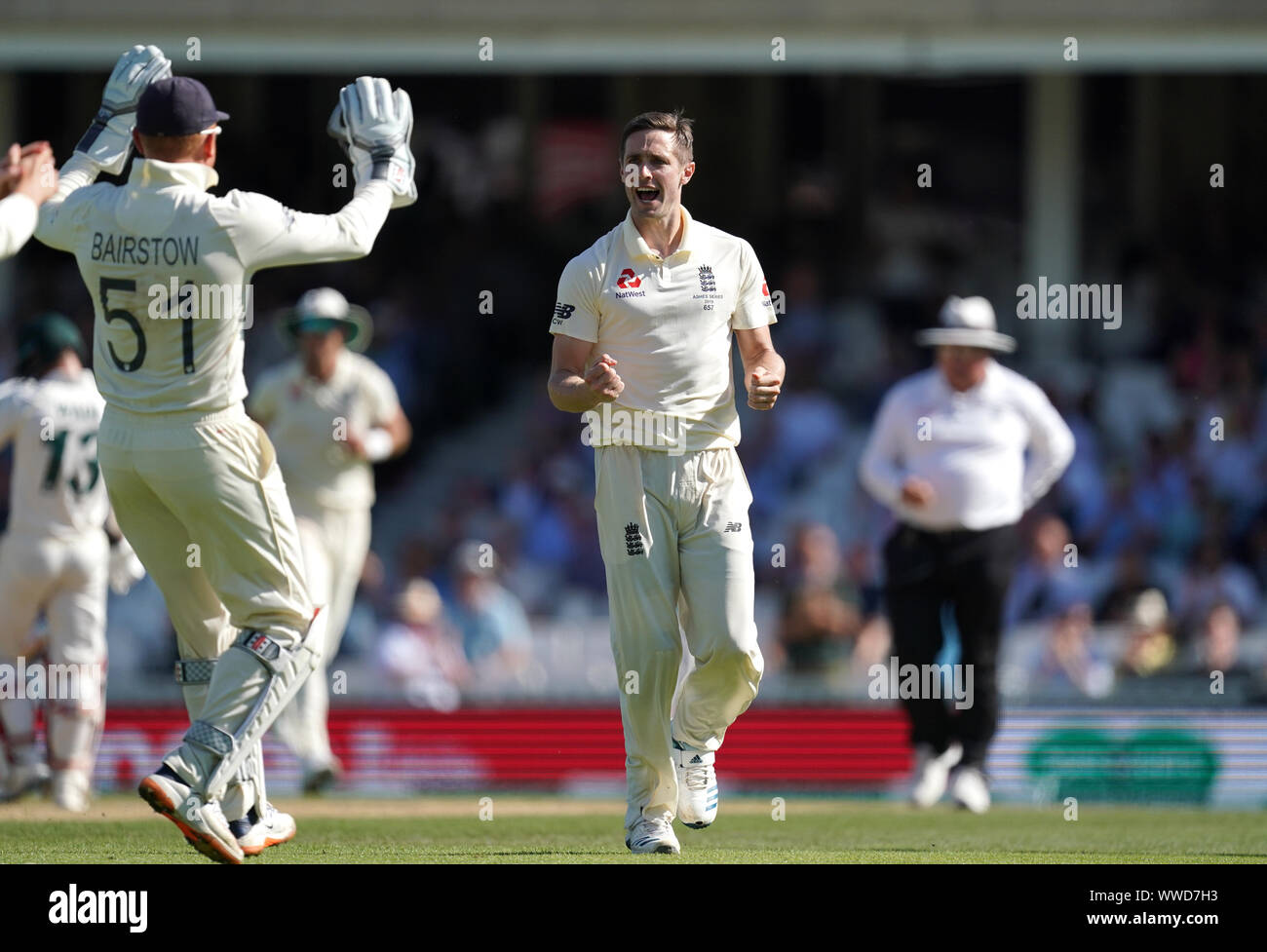 L'Angleterre Chris Woakes célèbre en tenant le wicket de Australia's Mitchell Marsh seulement pour qu'elle soit renversée sur un ballon pas pendant quatre jours de la cinquième test match à l'Ovale de Kia, Londres. Banque D'Images