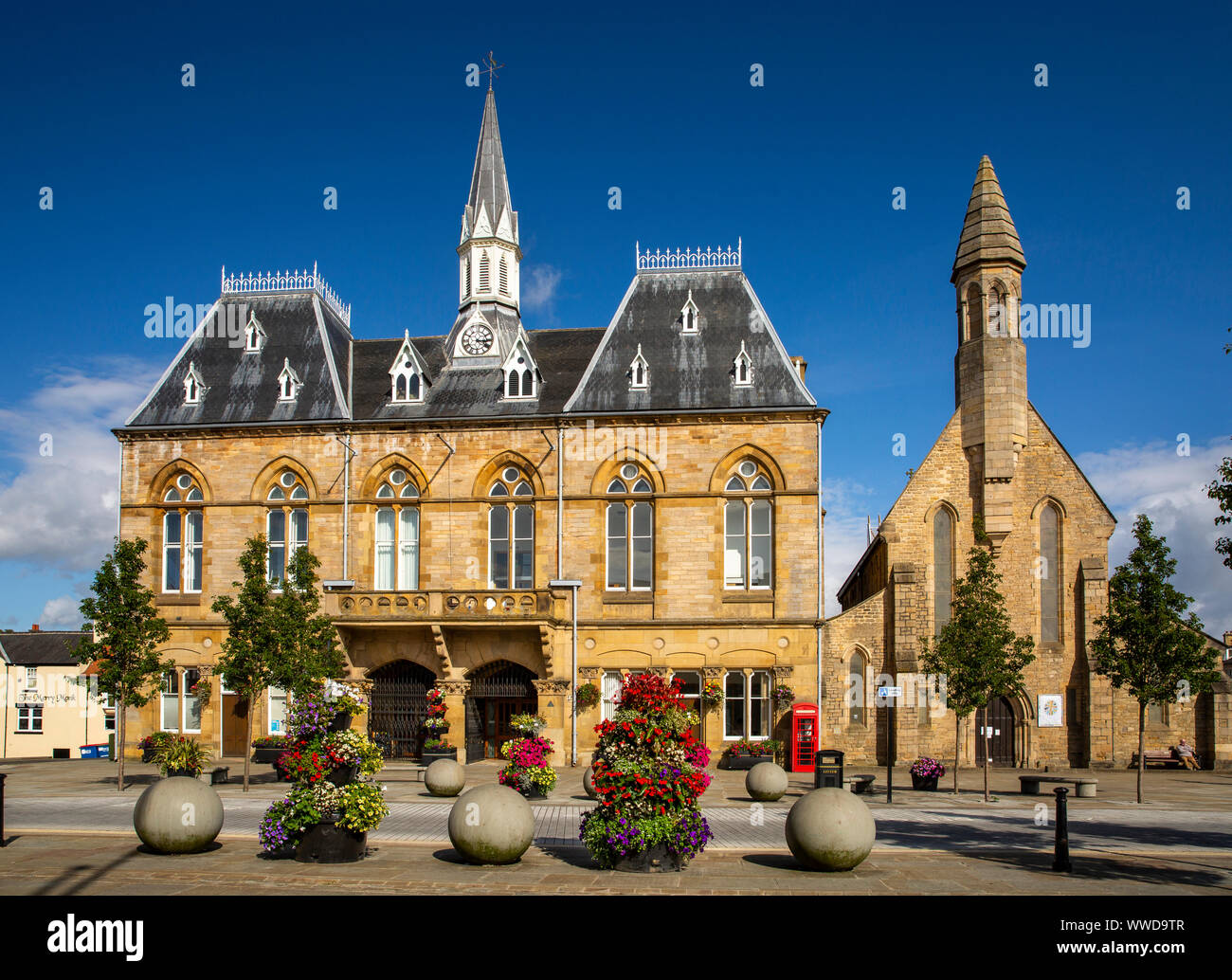UK, County Durham, Bishop Auckland, Place du marché, de l'hôtel de ville et St Anne's Church Banque D'Images