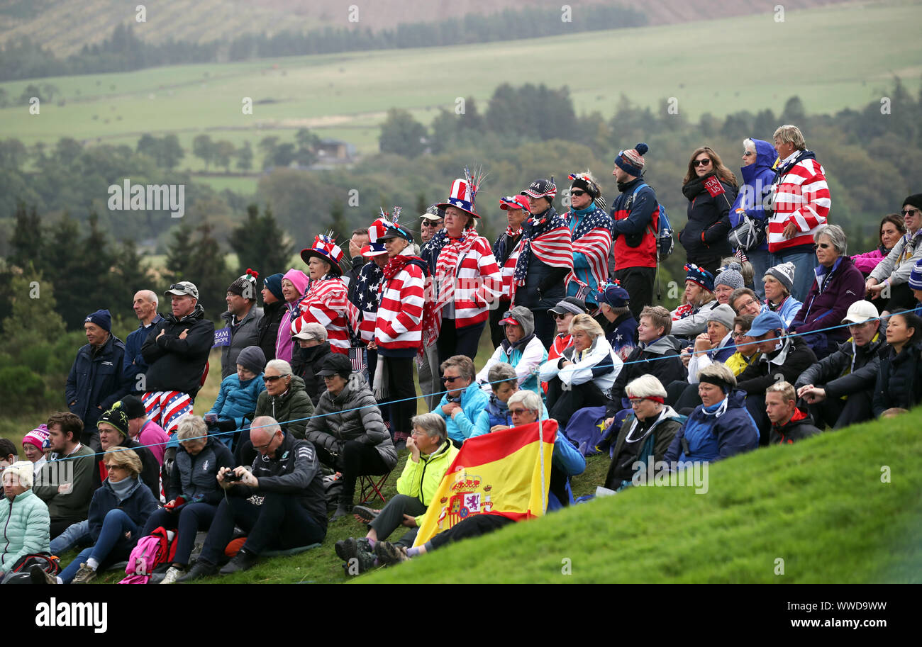 L'équipe américaine aux côtés des fans un ventilateur avec un drapeau de l'Espagne tout en regardant le match de simple sur la troisième journée de la Solheim Cup 2019 à Gleneagles Golf Club, à Auchterarder. Banque D'Images