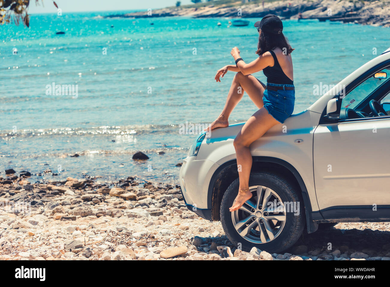 Femme assise sur le capot de la voiture Banque de photographies et d ...