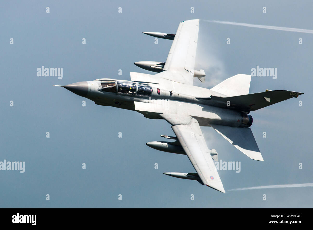 Un avion multirôle Panavia Tornado GR4 de la Royal Air Force (RAF) réalise un affichage en aérobiose. Banque D'Images