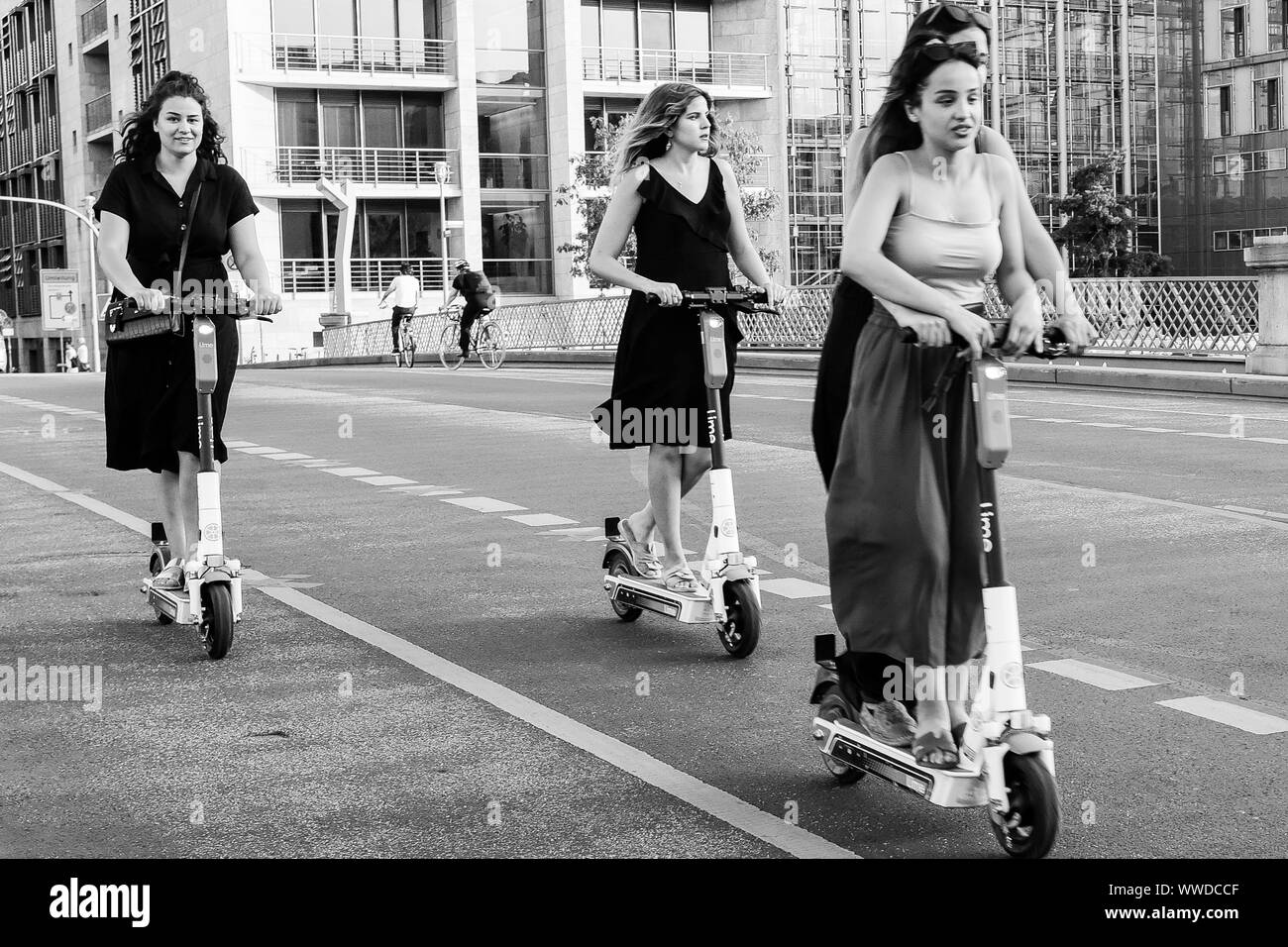 Les jeunes femmes la trottinette, Berlin, Allemagne Banque D'Images