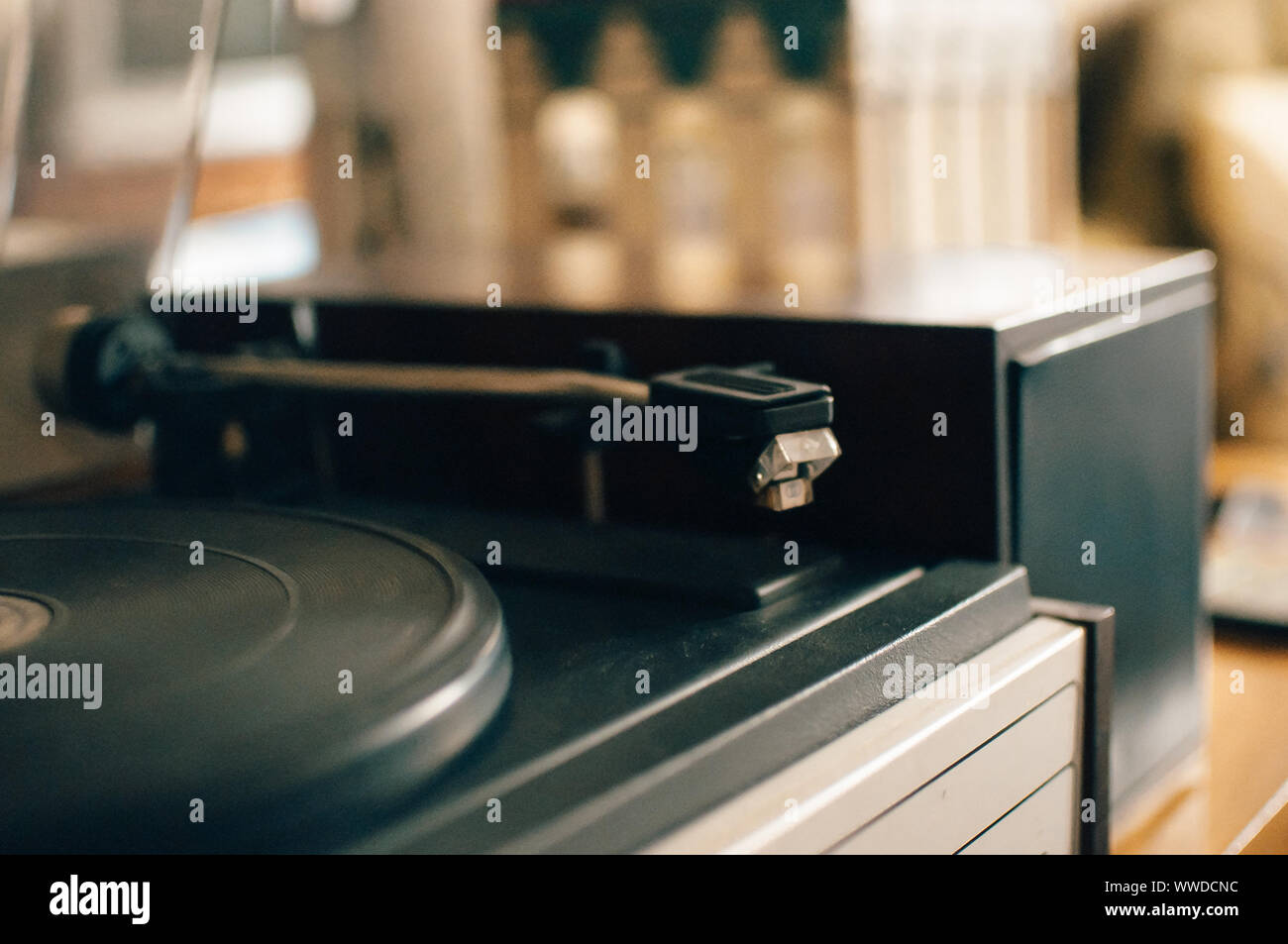 Vinyl record player sur un fond coucher de soleil sur la ville lumière. La technologie audio pour DJ de mélanger et jouer de la musique. Disque vinyle noir. Viny vintage 1980 Banque D'Images
