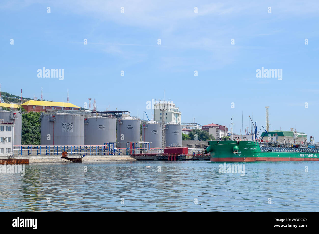 Novorossiysk, Russie - 20 mai 2018 : la station d'huile carburant pour navires dans le port. avec des réservoirs de mazout. Banque D'Images