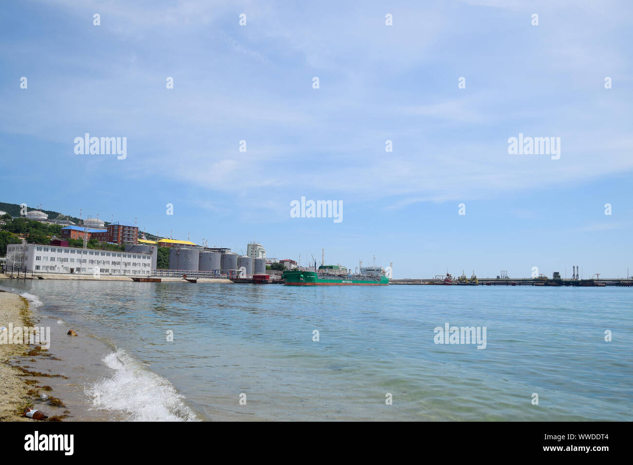 Novorossiysk, Russie - 20 mai 2018 : la station d'huile carburant pour navires dans le port. avec des réservoirs de mazout. Banque D'Images