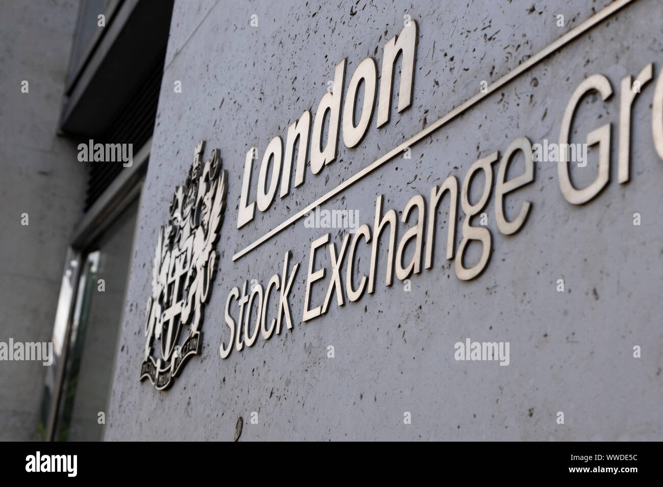 Logo de la Bourse de Londres à l'extérieur des bureaux à Londres Banque D'Images