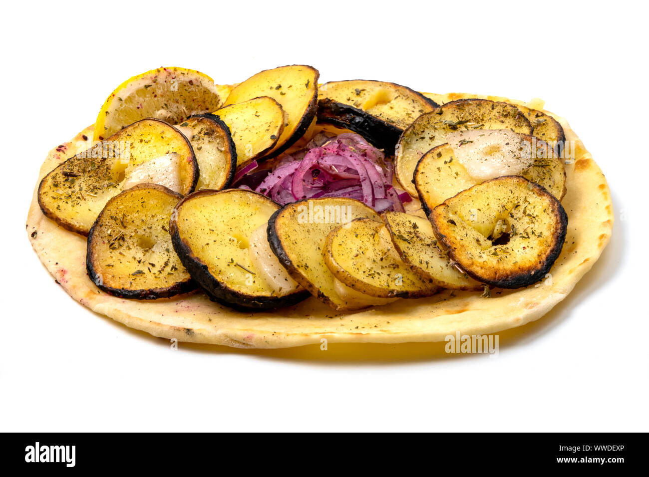 Pommes de terre style azéri kebab avec quyruq (queue de mouton gras) et les oignons rouges sur lavash sur fond blanc Banque D'Images