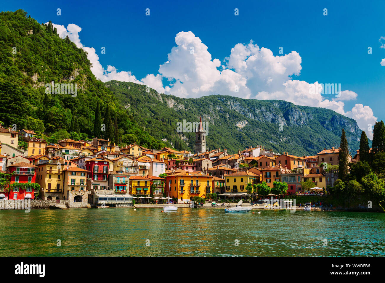 Ville de Varenna colorés vu du Lac de Côme, Lombardie en Italie Banque D'Images