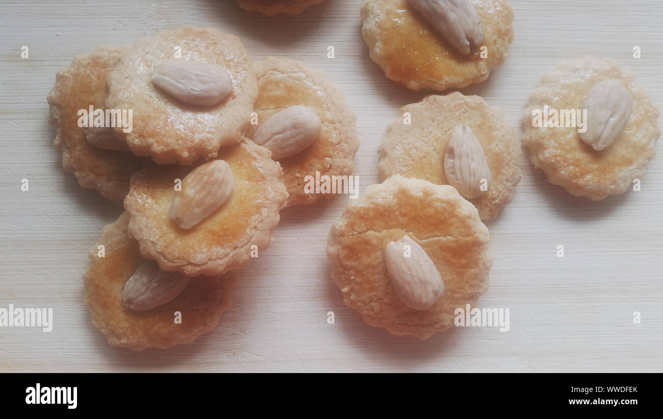 Des biscuits aux amandes sur une table en bois Banque D'Images