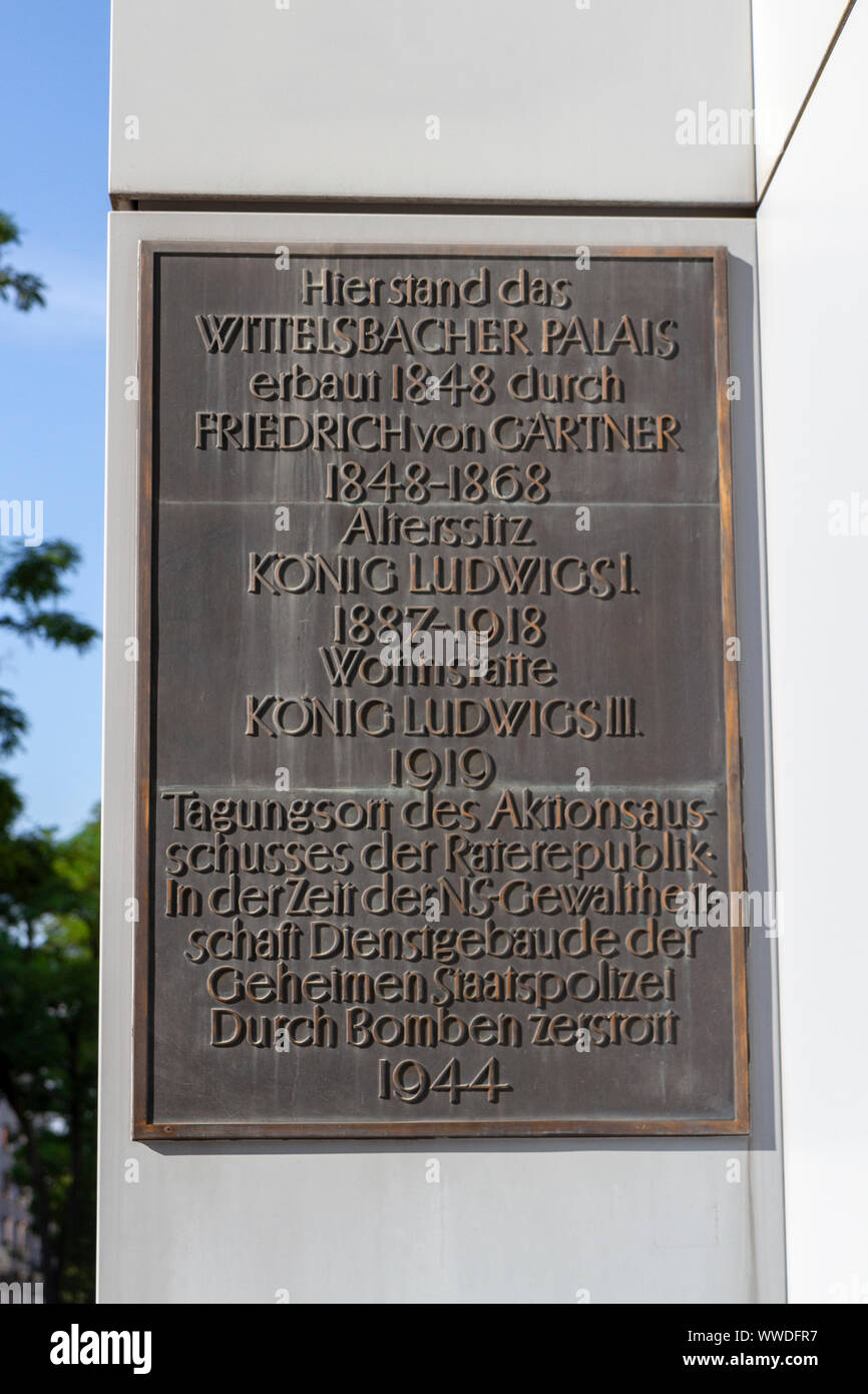 Plaque marquant l'emplacement de la Quartier général de la Gestapo (1944) à Munich, Bavière, Allemagne. Banque D'Images