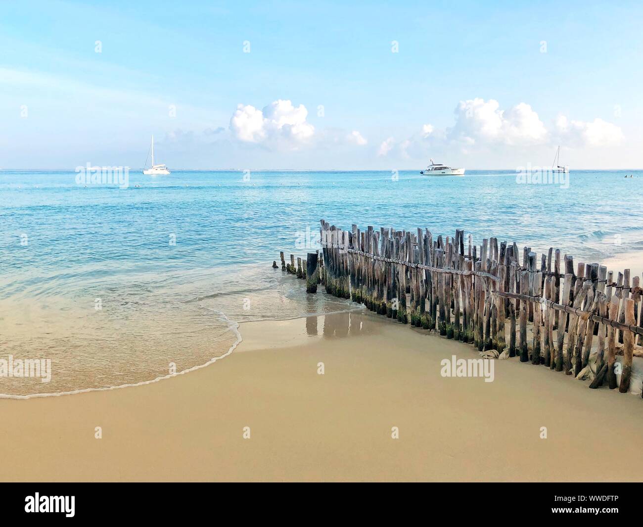 Clôture en bois sur la plage, Playa Norte, Isla Mujeres, Quintana Roo, Yucatan, Mexique Banque D'Images