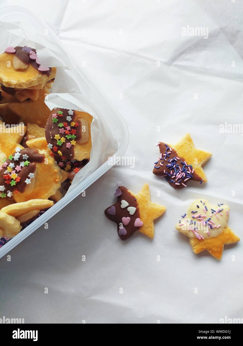 Boîte en plastique remplie de cookies décorés Banque D'Images