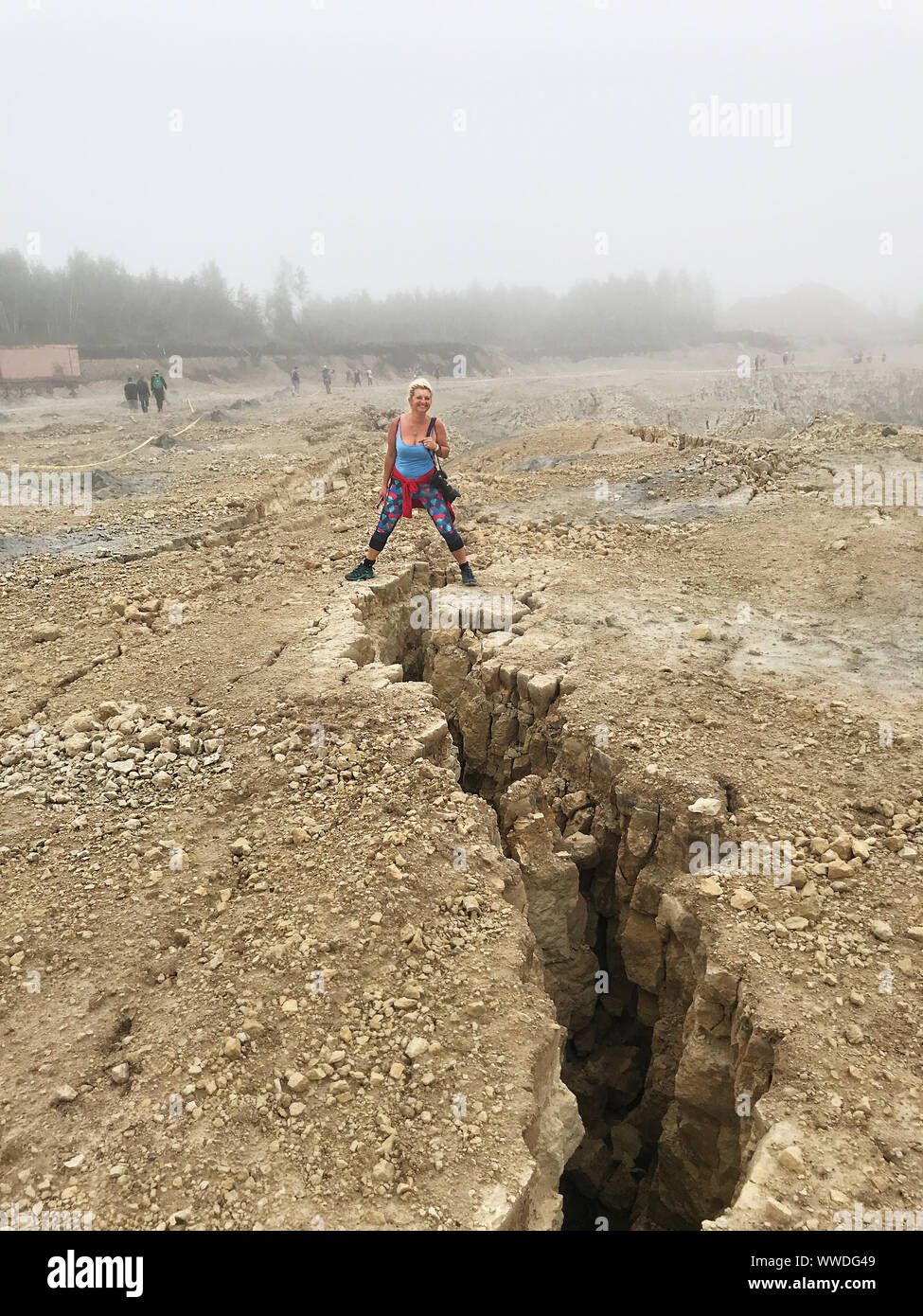 Femme à cheval sur une crevasse post tremblement de terre à une mine à ciel ouvert, la Lituanie Banque D'Images
