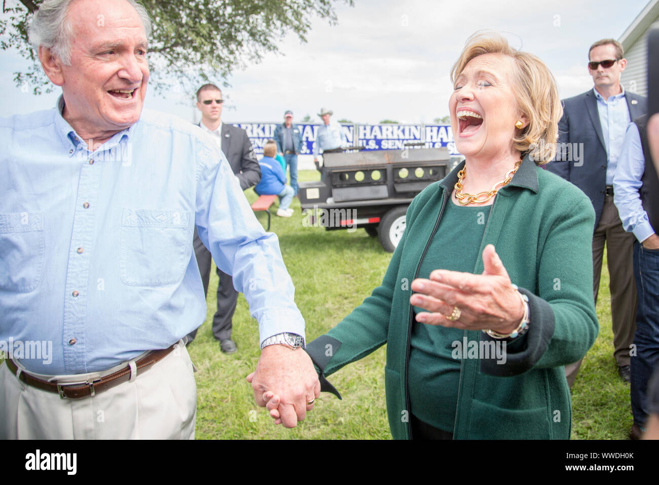 La secrétaire d'Etat américaine, Hillary Rodham Clinton est invité d'honneur de la fête organisée par le barbecue annuel le Sénateur Tom Harkin de l'Iowa. À la fête elle laissé entendre fortement qu'elle était prête à s'exécuter en tant que candidat à la présidence pour l'élection de 2016. Ici elle est avec Tom Harkin. Banque D'Images