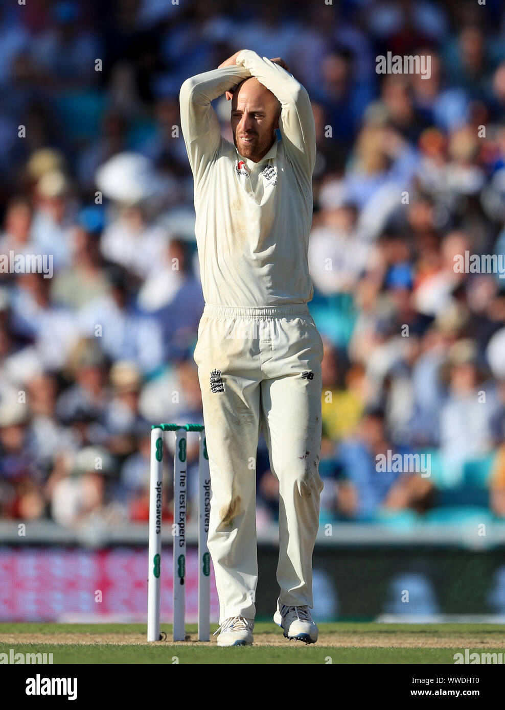 L'Angleterre Jack Leach réagit au cours de la quatrième journée de la cinquième test match à l'Ovale de Kia, Londres. Banque D'Images