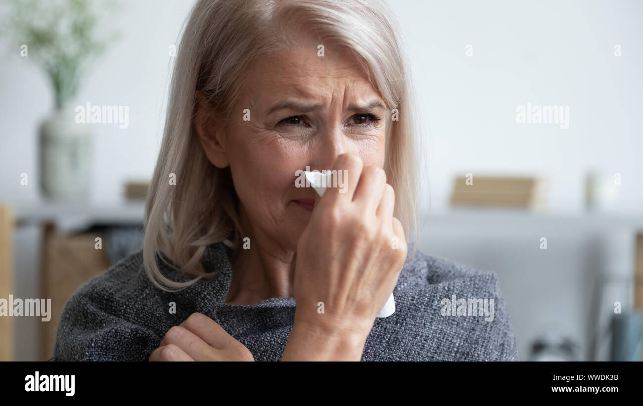 Les anciens malades woman blowing nose close up, mouchoir holding Banque D'Images
