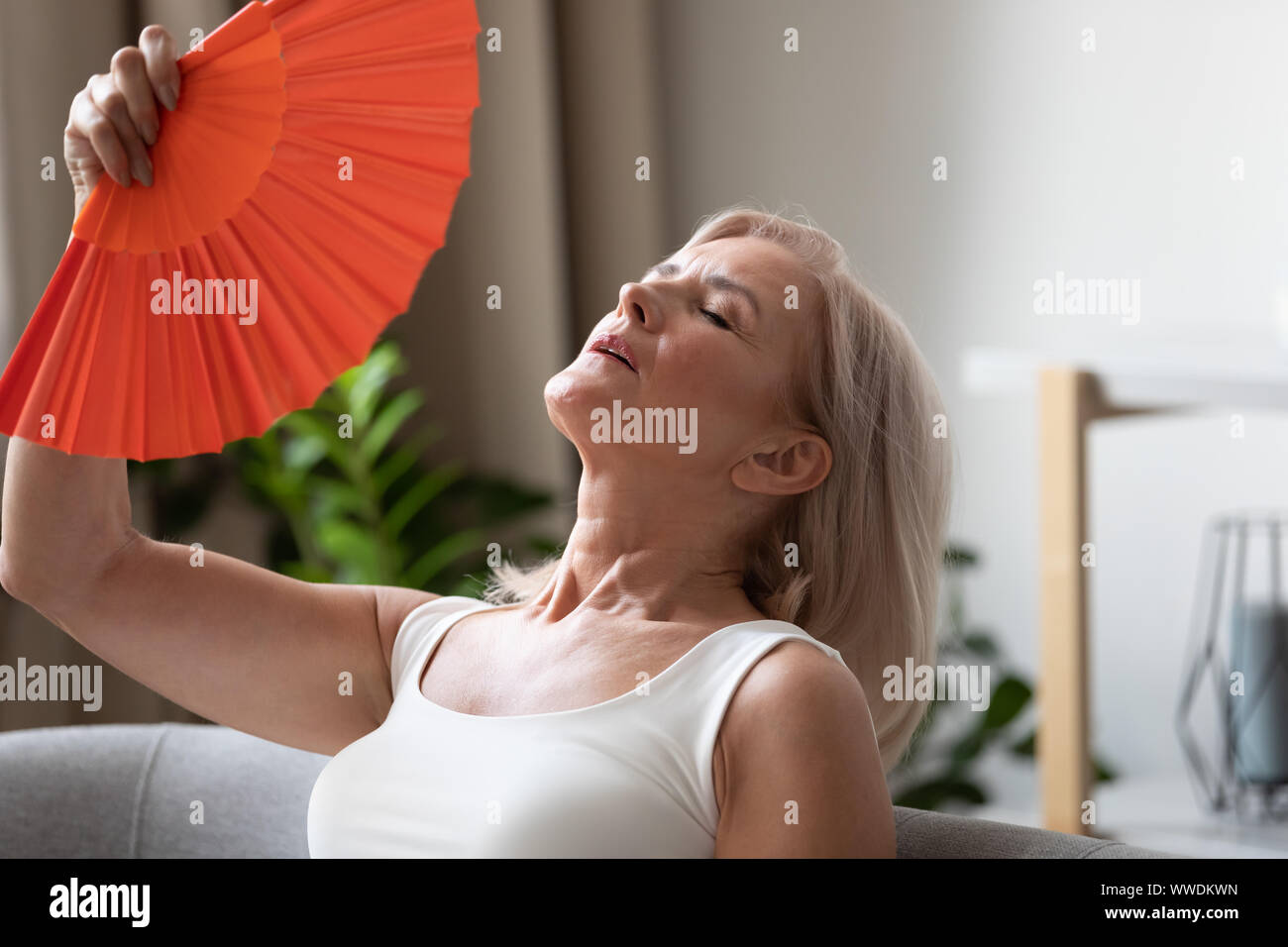 Épuisé femme plus âgée forme fan close up, souffrant de la chaleur Banque D'Images