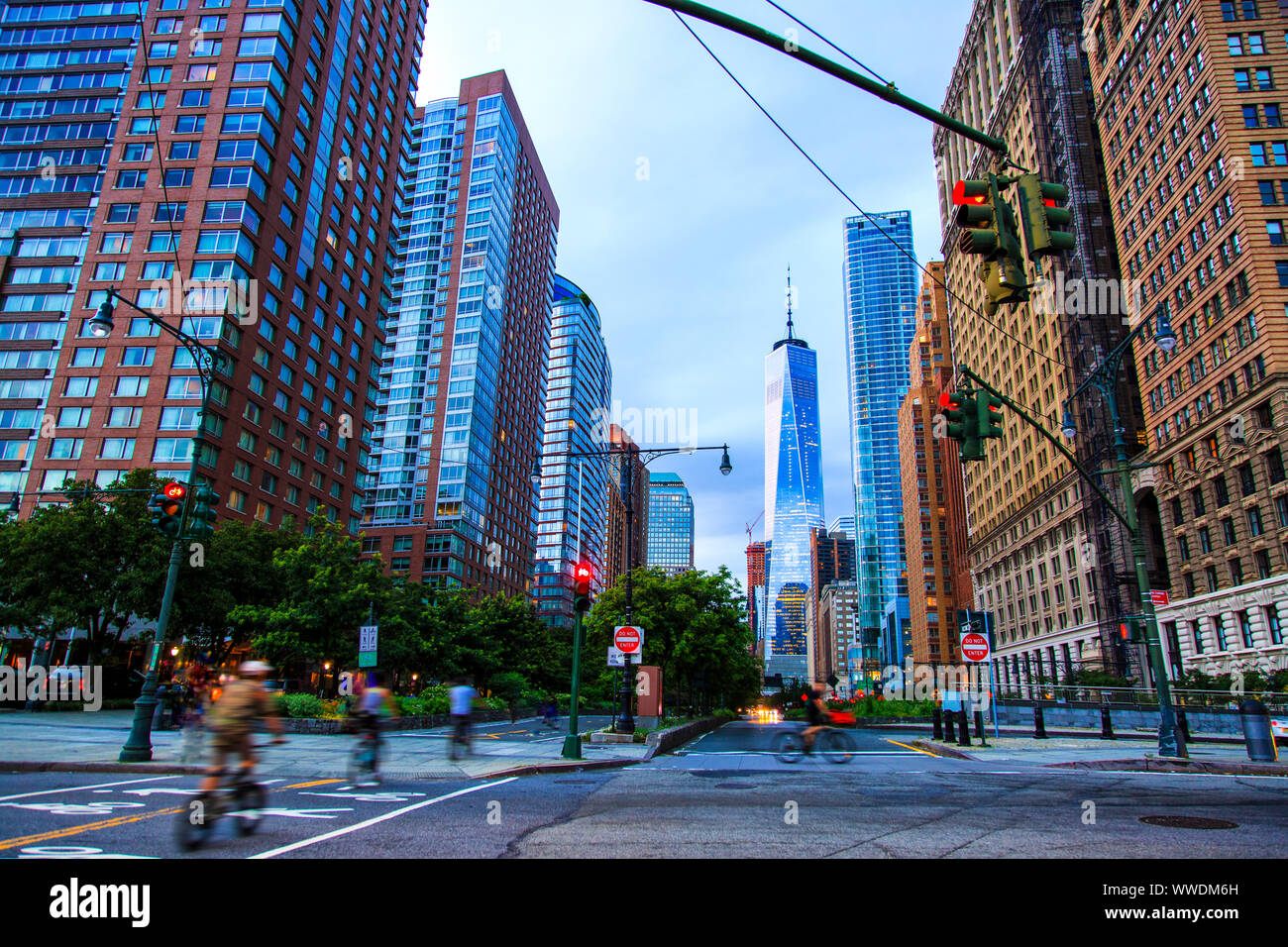 Hudson River Greenway et les cyclistes avec un WTC vue dans New York City, USA Banque D'Images