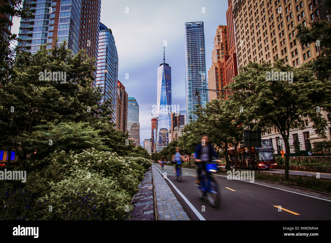 Hudson River Greenway et les cyclistes avec un WTC vue dans New York City, USA Banque D'Images