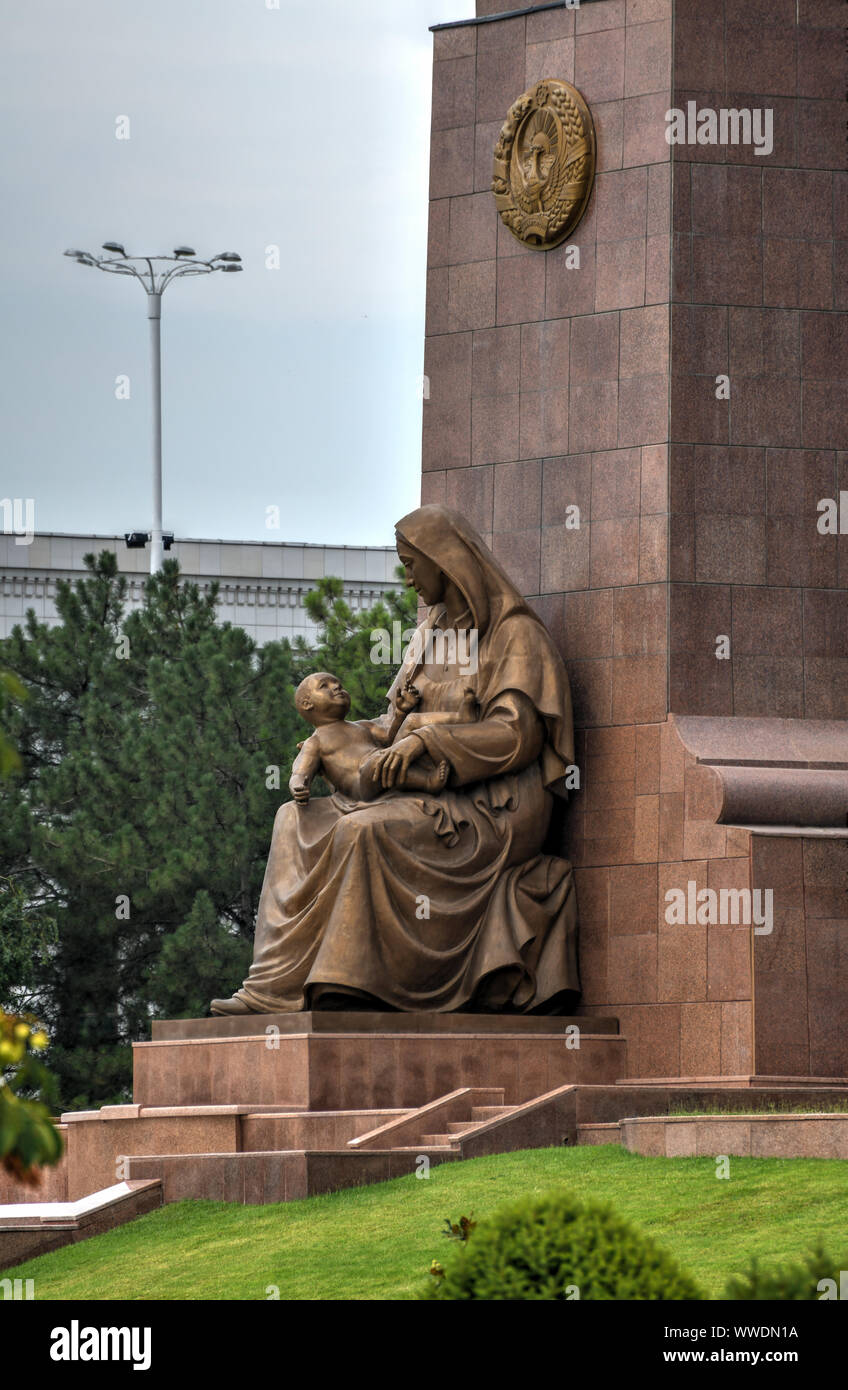 Monument de l'indépendance et de la Sainte Mère à la place de l'indépendance à Tachkent, Ouzbékistan. Banque D'Images