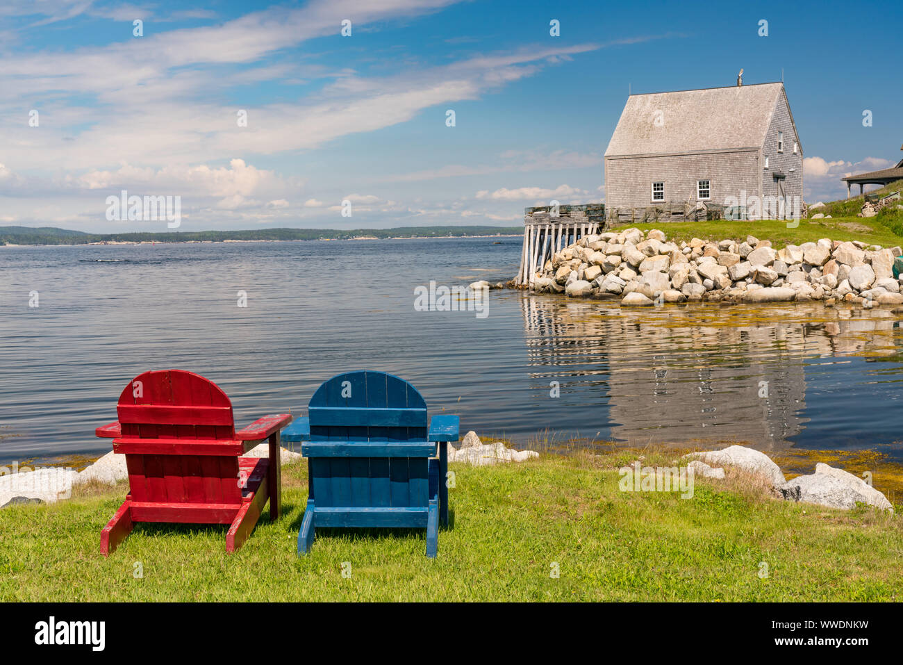 Chaises Adirondack le long de l'océan près de Peggy's Cove, Nova Scotia, Canada Banque D'Images