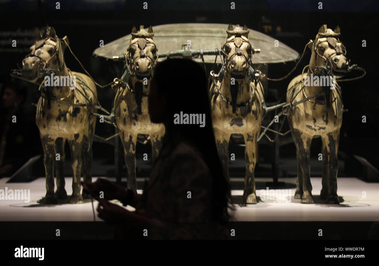 Bangkok, Thaïlande. 15 Sep, 2019. Vu les visiteurs lors de l'exposition de Qin Shi Huang, le Premier Empereur de Chine et de terre cuite au Musée National de la Thaïlande à Bangkok.La présentation de la grande exposition intitulée '' Qin Shi Huang, le Premier Empereur de Chine et de Terre Cuite'' constitue un phénomène sans précédent au musée Thaï arena. de la Thaïlande. (Crédit Image : © Chaiw Crédit : ZUMA Press, Inc./Alamy Live News Banque D'Images