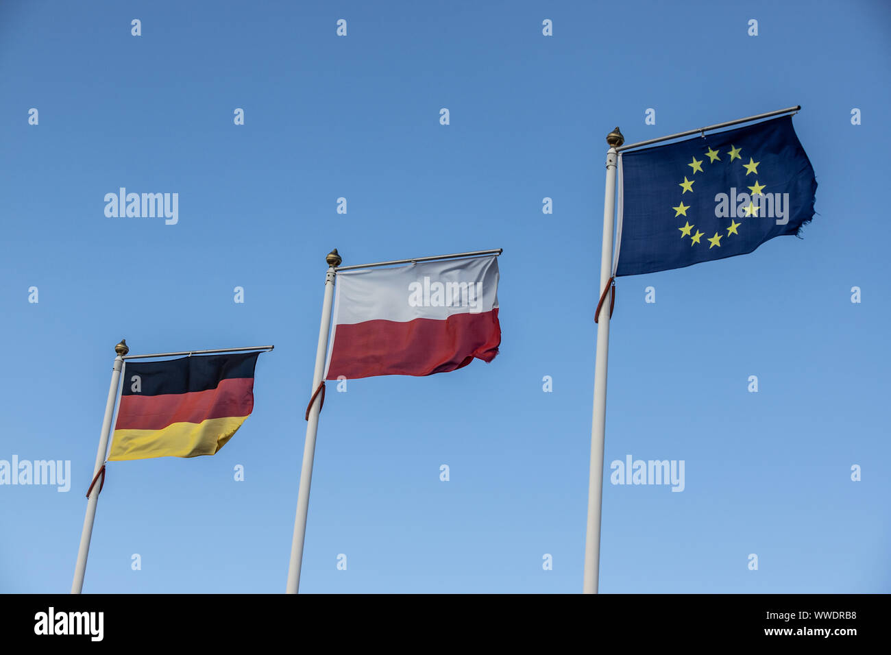 Trois drapeaux contre le ciel bleu Banque D'Images