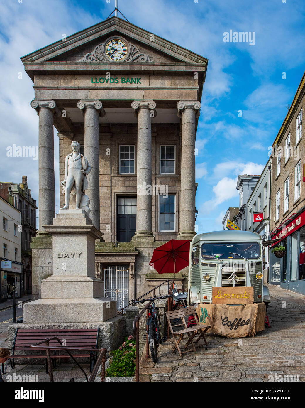 Statue de Sir Humphry Davy (1872) en face de la Banque Lloyds Penzance, situé dans la maison du marché, un bâtiment classé a ouvert ses portes en 1838. Banque D'Images