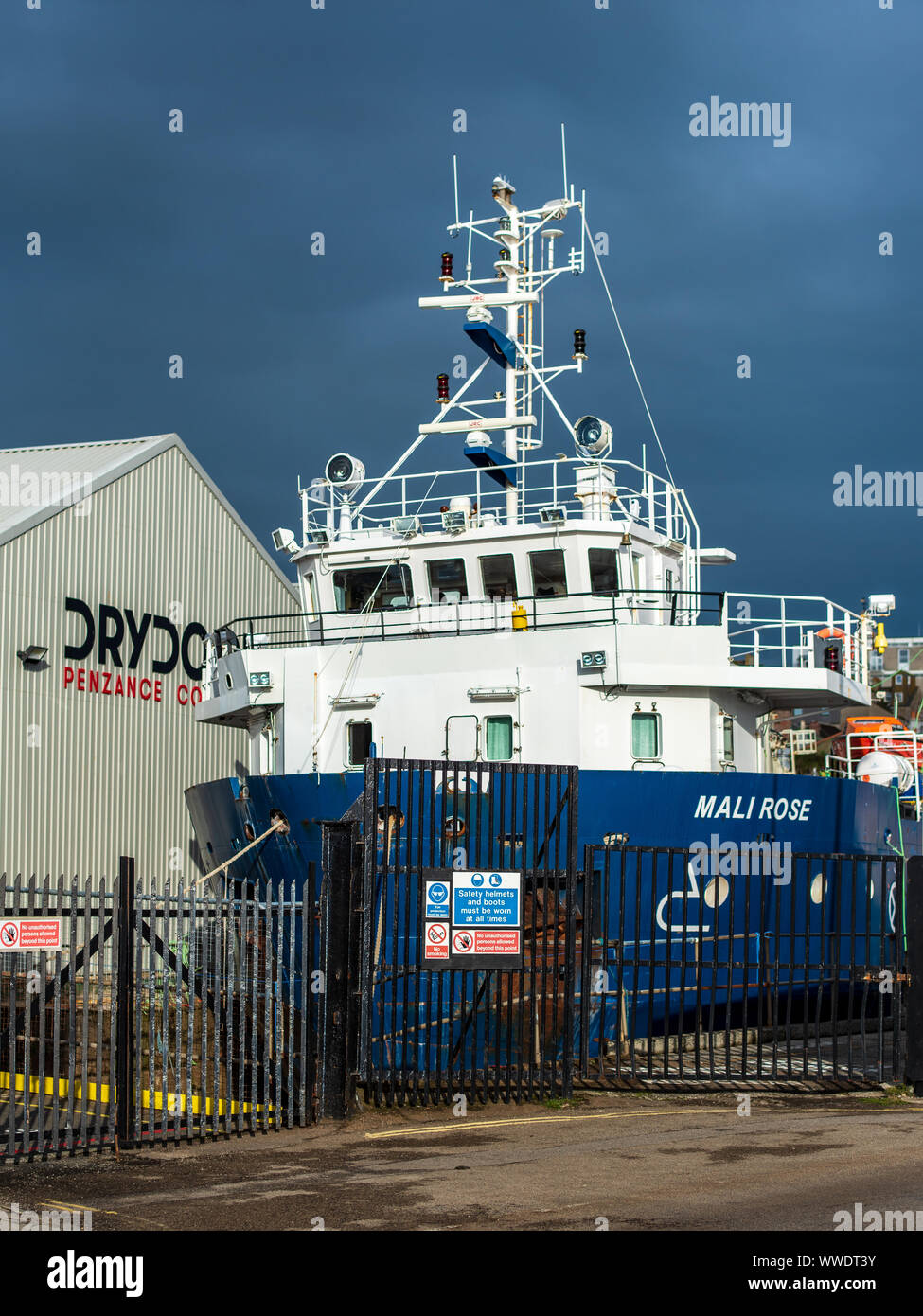 Penzance cale sèche. Îles Scilly Steamship Group freight ship Le Mali est passé en cale sèche à Penzance, Cornwall UK Dry Dock. Dry Dock créé en 1815. Banque D'Images