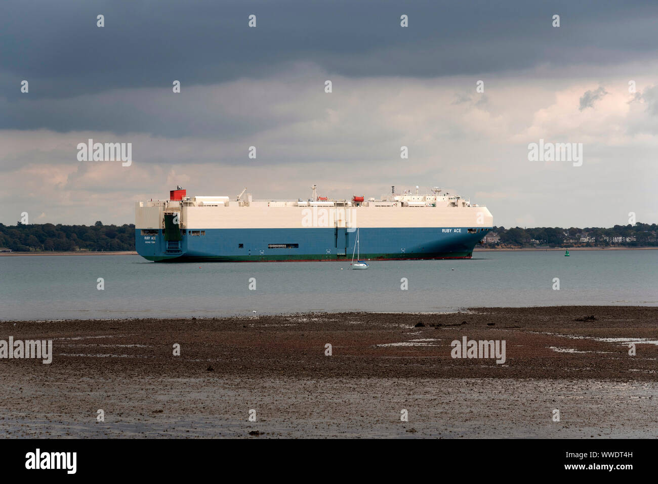 L'eau de Southampton, Angleterre, Royaume-Uni. Septembre 2019. Le navire transporteur de véhicules roro Ace Ruby en cours sur l'eau du sud de l'Angleterre Southampton Banque D'Images