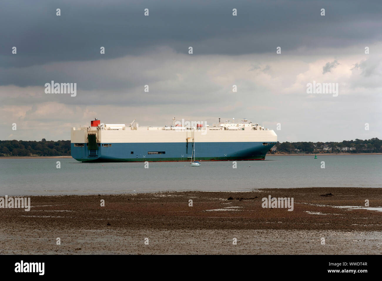 L'eau de Southampton, Angleterre, Royaume-Uni. Septembre 2019. Un navire transporteur de véhicules roro en cours sur l'eau du sud de l'Angleterre Southampton Banque D'Images