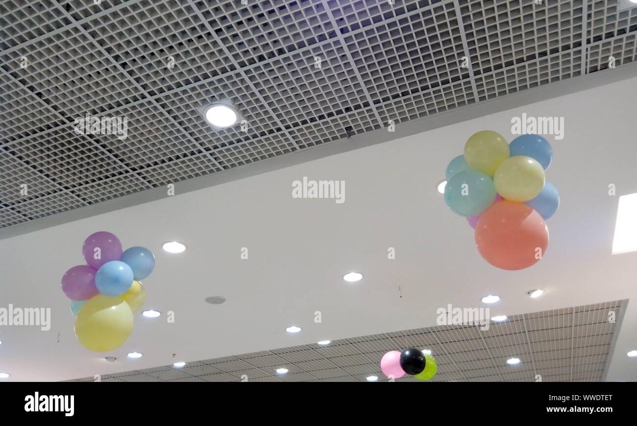 Grille perforée et plafond plafond plâtre peint en blanc pour les joints d'un magasin de détail au cours de la vente et du festival décoré par des ballons suspendus Banque D'Images