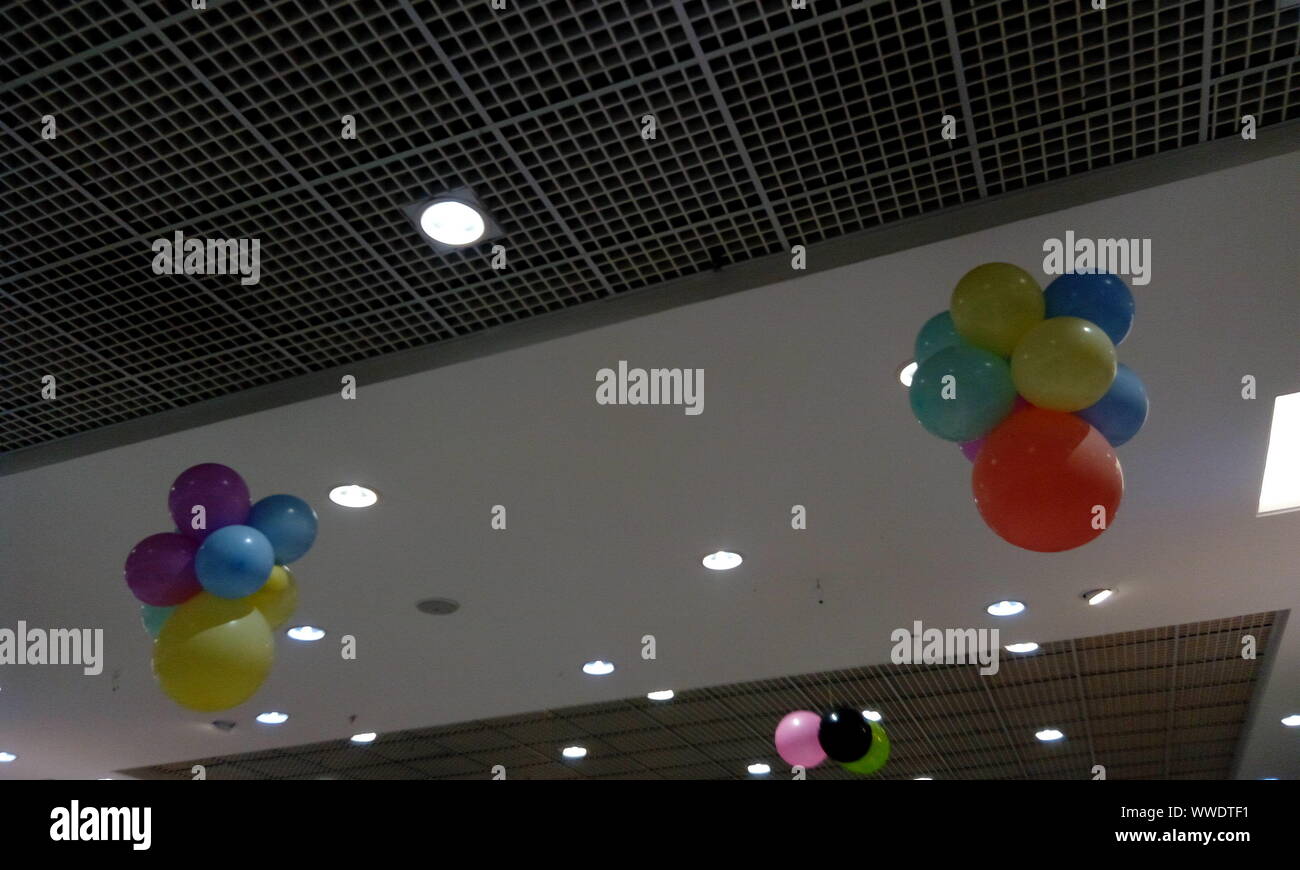 Grille perforée et plafond plafond plâtre peint en blanc pour les joints d'un magasin de détail au cours de la vente et du festival décoré par des ballons suspendus Banque D'Images