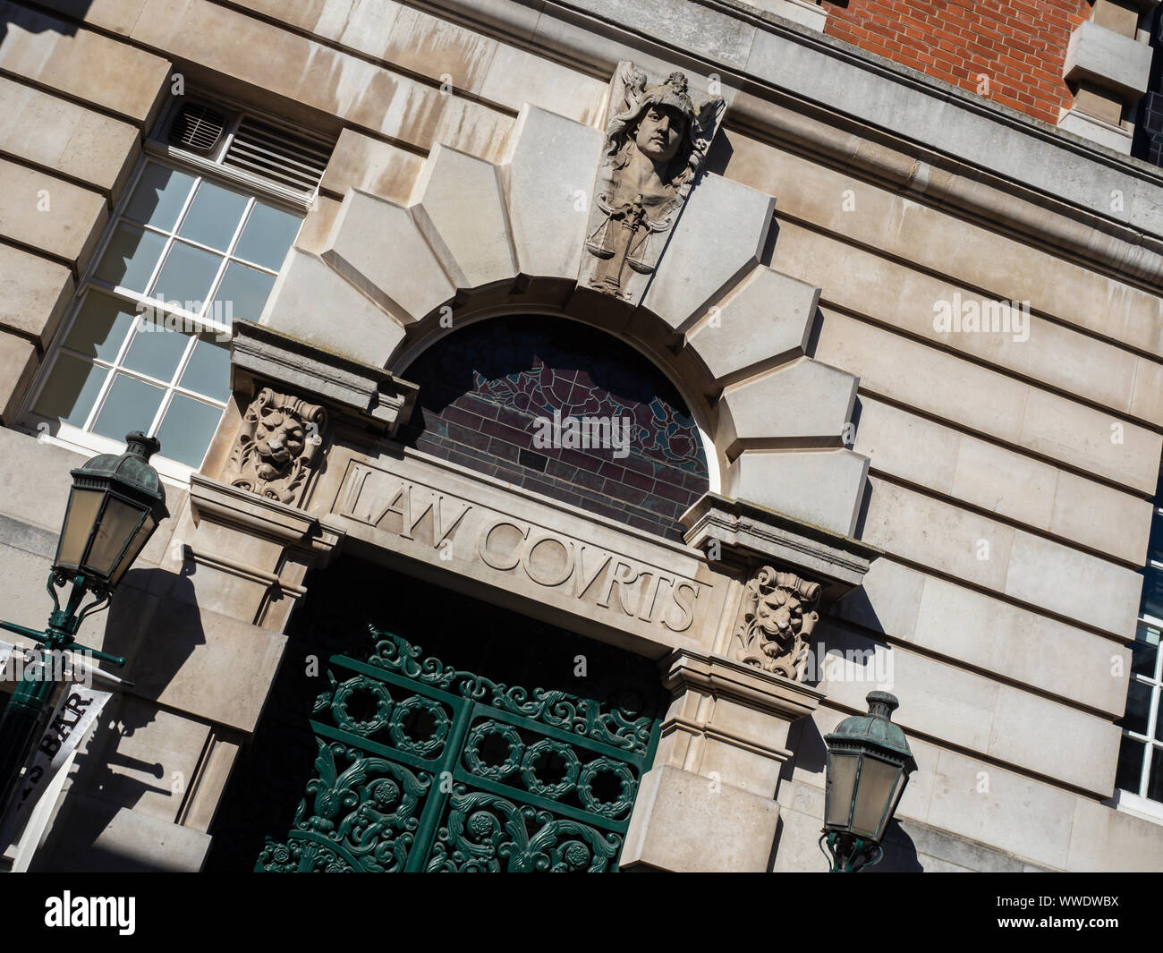 COLCHESTER, ESSEX - 11 AOÛT 2018 : panneau au-dessus des tribunaux Banque D'Images