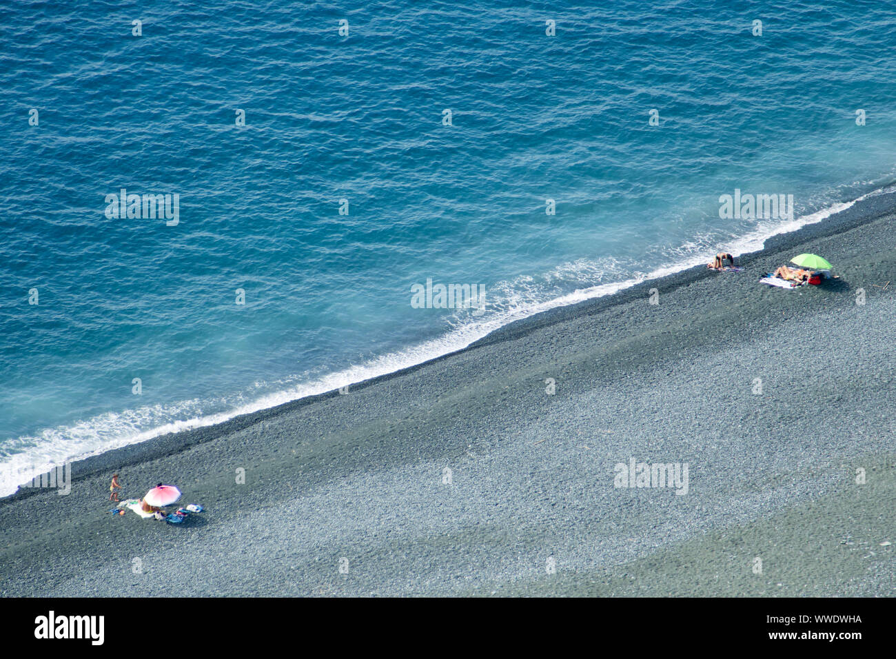 Longue plage noire à Nonza, Cap Corse, Corse, France. Paysage de Nonza plage, situé sur la côte ouest du Cap Corse. Banque D'Images