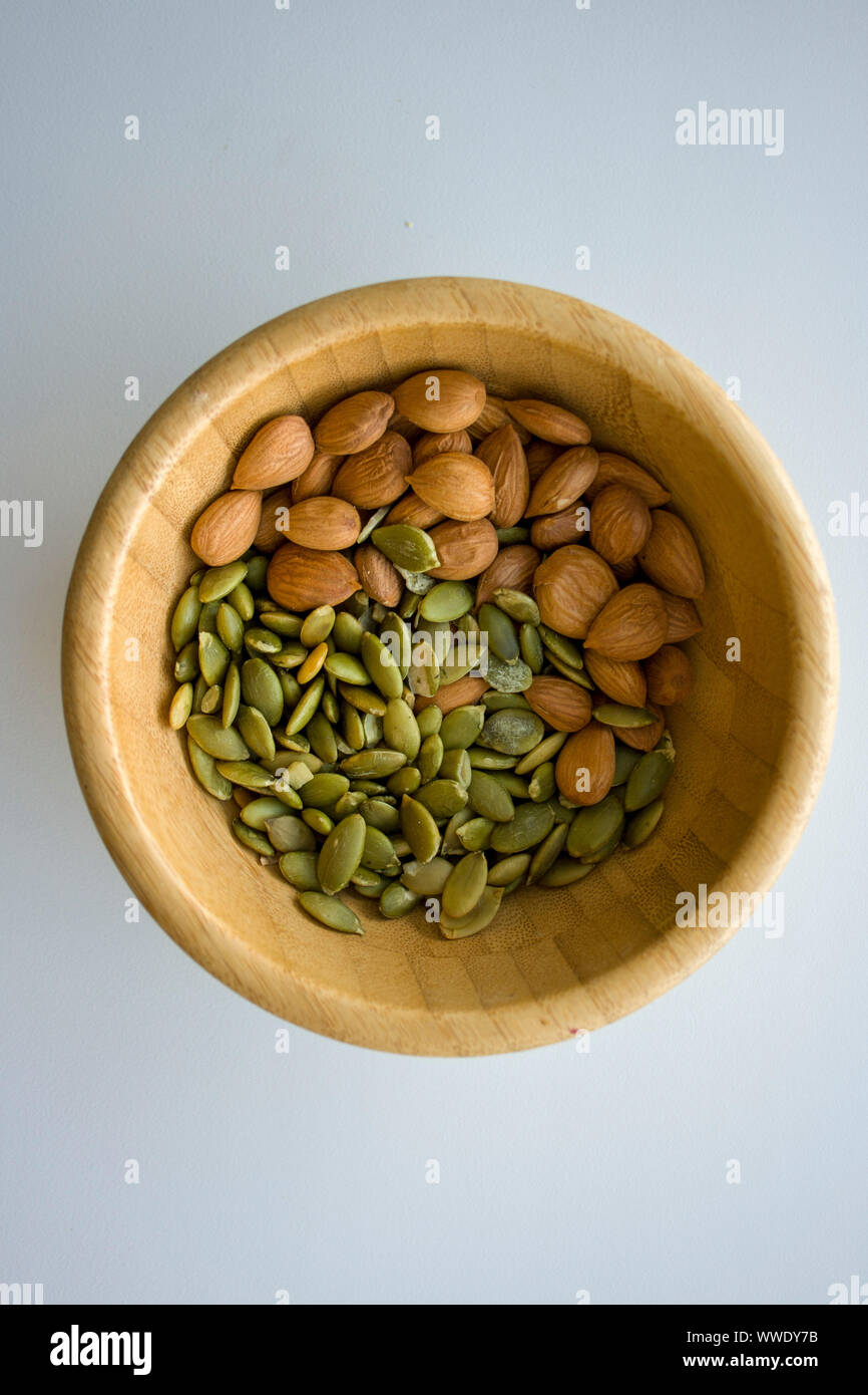 Mélanger avec les amandes et les graines de citrouille dans un bol en bois Vue de dessus Banque D'Images