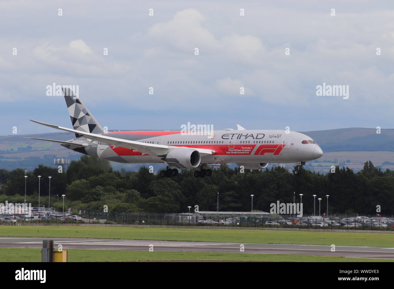 Etihad Airways Boeing 787 atterrissage sur 23R portant la livrée spéciale F1 à l'aéroport de Manchester Banque D'Images
