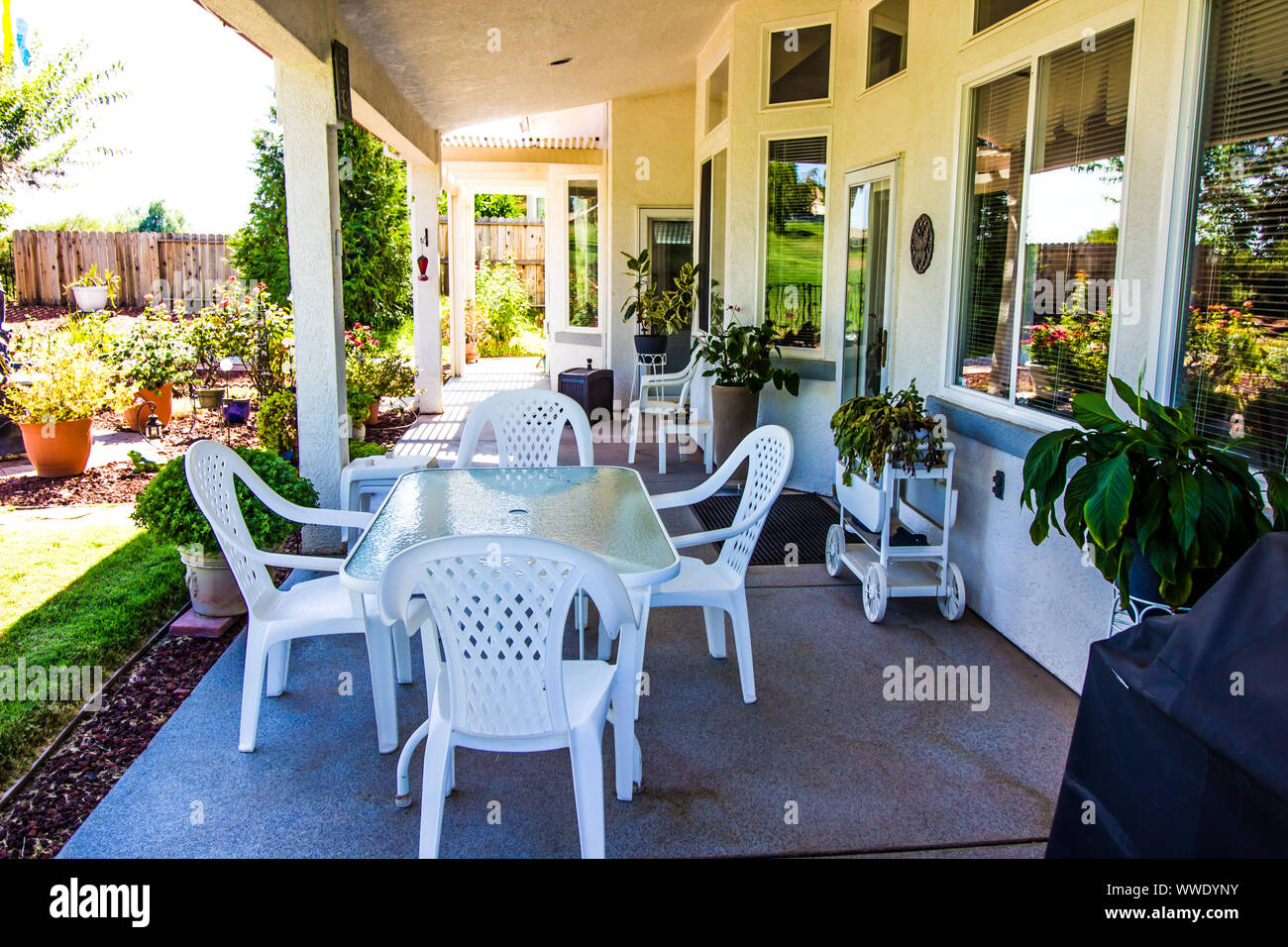 De Cour patio couvert avec table et chaises Banque D'Images