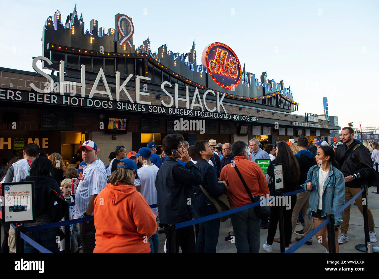 Queens, New York, USA. 13 Sep, 2019. Fans attendre en ligne à Shake Shack pendant le jeu entre les Mets de New York et Les Dodgers de Los Angeles au Citi Field dans le Queens, New York. Crédit obligatoire : Kostas Lymperopoulos/CSM/Alamy Live News Banque D'Images