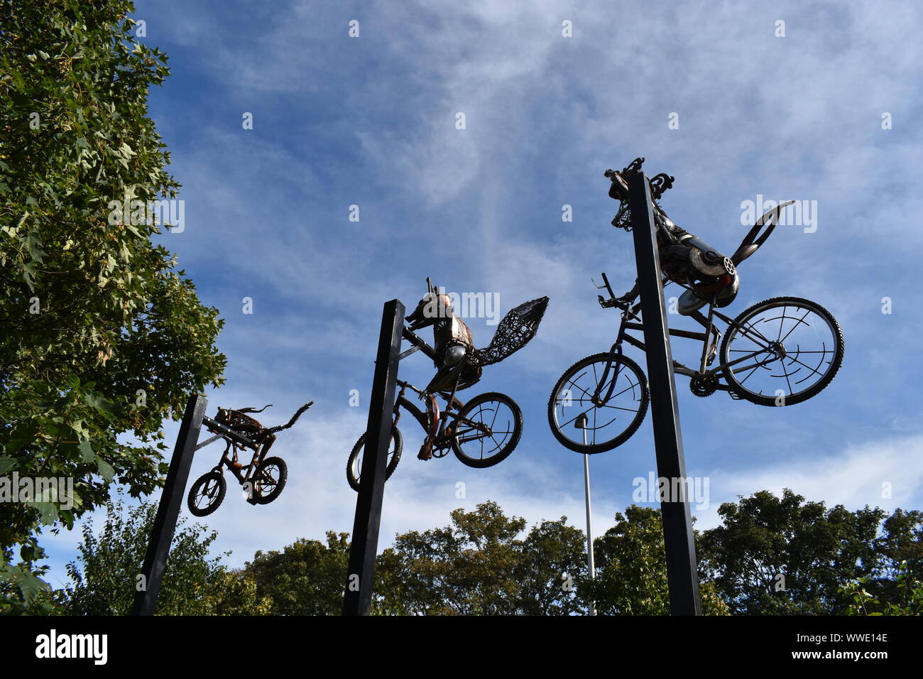 De retour d'une promenade en vélo par la route de fête. Une partie de la route de l'Art de ROCLA Jonson Park à Milton Keynes. Banque D'Images