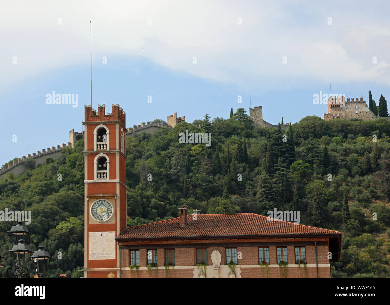 Schiavon, VI, Italie - 1 septembre 2019 : Ancien bâtiment sur la place principale de la ville et le château sur la colline Banque D'Images