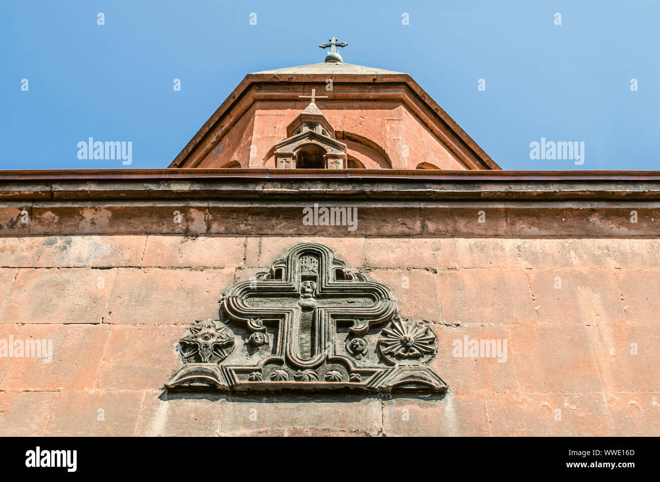 Croix figuré avec les visages des saints au-dessus de l'entrée de l'Église médiévale 'Zoravor" de l'église de la Sainte Vierge avec un clocher et une m Banque D'Images