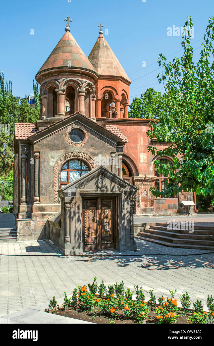 'Temple' Zoravor et l'entrée de la tombe avec les reliques de St Ananias, avec les figures des saints apôtres sur les portes en bois,situé sous t Banque D'Images