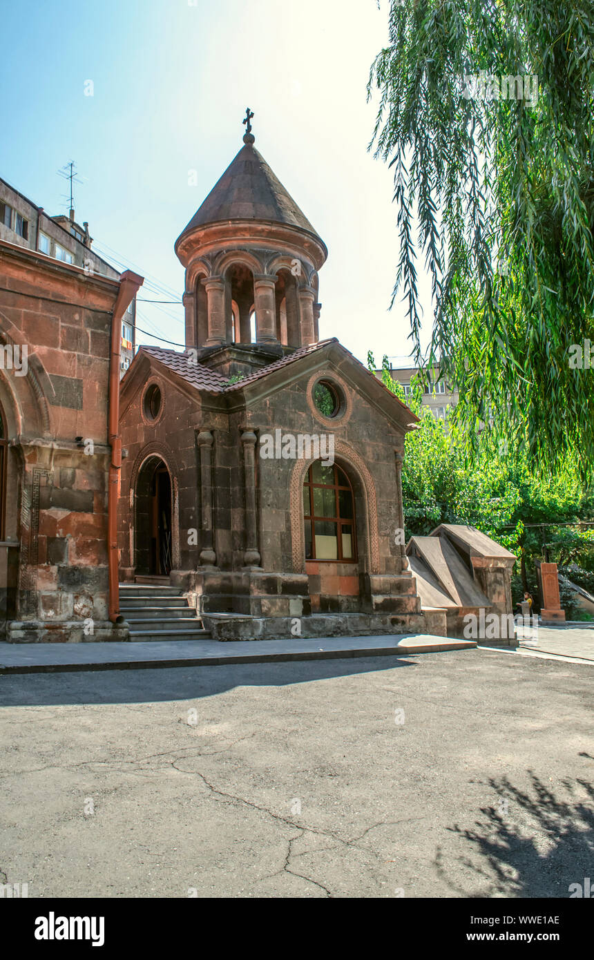 Vue de côté de l'escalier à l'entrée du clocher de Saint Ananie à l'Église médiévale 'Zoravor" à Erevan Banque D'Images