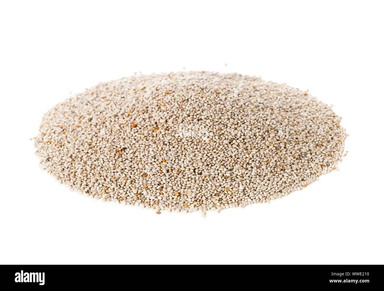 Ensemble, les graines de chia blanc biologique heap sur fond blanc Banque D'Images