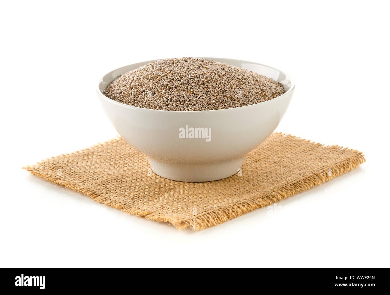 Ensemble, les graines de chia blanc biologique heap dans bol blanc sur fond blanc Banque D'Images