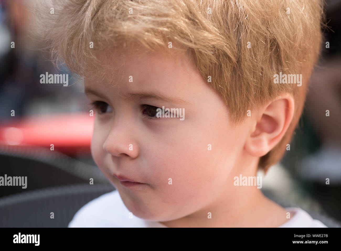 Prendre Soin Des Cheveux Petit Enfant Avec Coupe Elegante Petit Enfant Avec Coupe Courte Petit Garcon Aux Cheveux Blonds Des Cheveux En Bonne Sante Conseils Pour Les Enfants Photo Stock Alamy